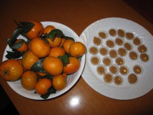 Supergoda lokala  små clementiner, och nygjord citron/vaniljkola. Svärmor hade med sig knäckformar.